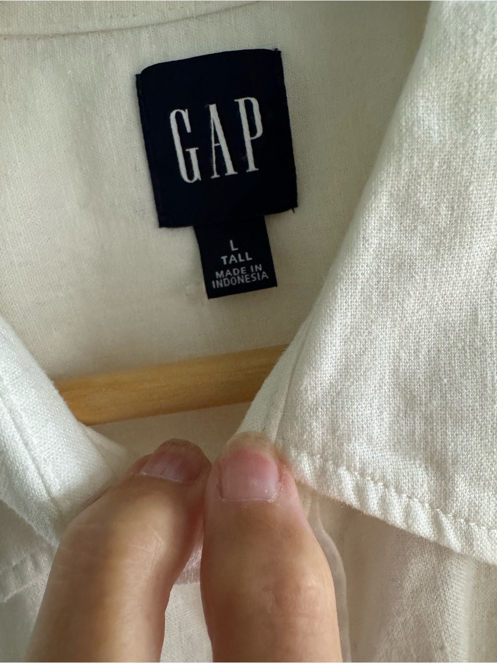 GAP white Button-Up Collar Shirt. Perfect summer staple - Picture 2 of 3